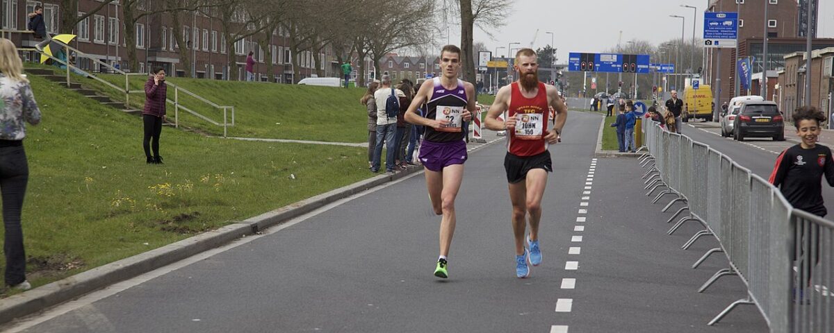 Hardlopers tijdens de Marathon Rotterdam 2018 op de Brielselaan