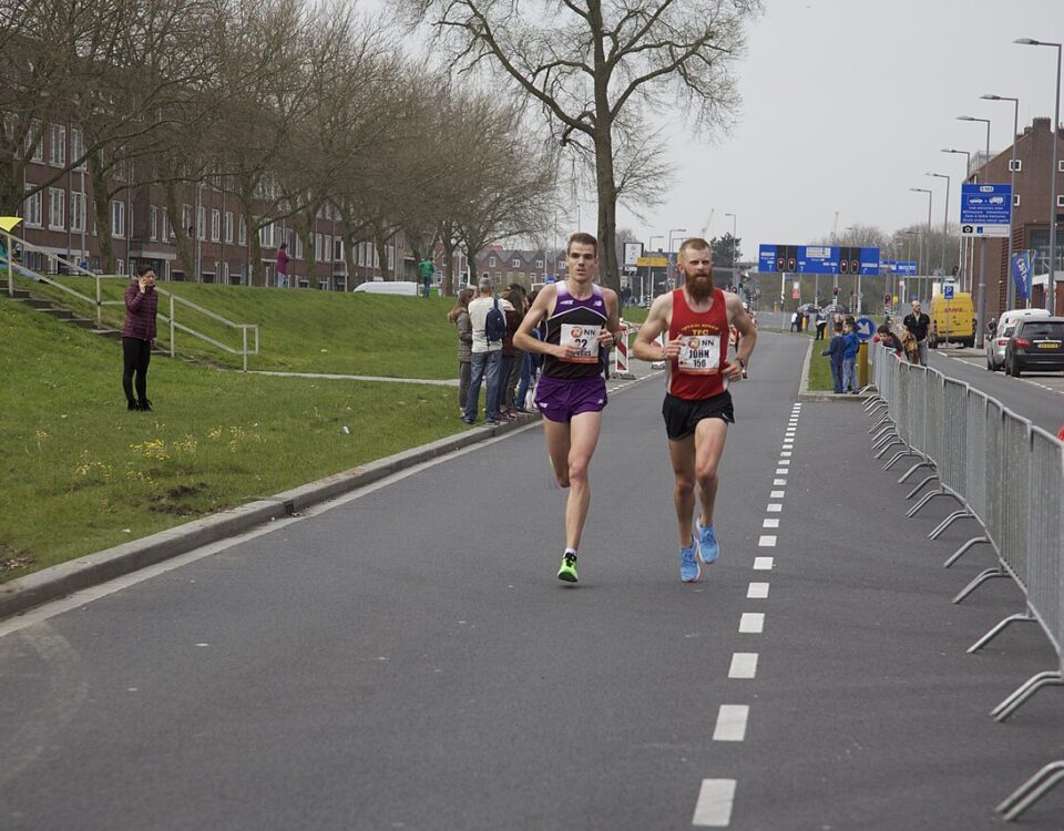 Hardlopers tijdens de Marathon Rotterdam 2018 op de Brielselaan